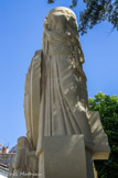 <center>Le Monument à la Paix.</center>L'allégorie de la France est une figure féminine vêtue d'une toge.