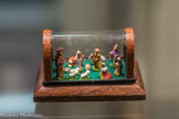 <center>Exposition de crèches en 2017.</center>Paul Pontet. 1965. Crèche miniature avec santons-puces. 4,5 x 6,4 x 3,6 cm.