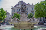 <center> Fontaine place Estrangin. </center> La fontaine actuelle mise en place en 1890 est une œuvre de Letz et d'André-Joseph Allar et de son frère Gaudensi Allar. Elle est dédiée à la célébration du commerce.
