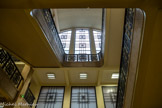 <center> Tribunal de Commerce. </center> Un vaste escalier rampant dessert les quatre étages.