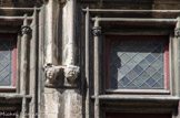 <center>Hôtel de Cabre.</center>Les petites colonnes sur lesquelles s'appuient les listels portent des figures : au 1er étage, on peut voir une tête d'homme et une tête de femme.