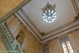 <center>L'hôtel de ville.</center>Un lustre électrique réalisé en 1921 par A. Rebufat et P. Olive en orne le plafond.