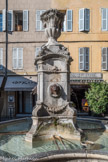 La nouvelle fontaine sera construite en pierre de Calissane et le bassin en pierre de Pourrière. Urne et ornements du dé central sont de style Louis XV et Napoléon III. Le projet est dessiné par l’inspecteur des eaux de la Ville.