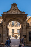 Hôtel de Boyer d'Eguilles. Bâti en 1672, sa façade est cachée, par une cour dont le portail à carrosse date de 1715. Cet hôtel reprend un plan parisien, tandis que le modèle des hôtels aixois laisse aimablement admirer les façades en front de rue. Boyer d'Eguilles, un des plus grands collectionneurs européens de son temps, en fut à la fois, le commanditaire et l'architecte. La façade baroque est d'ordre colossal (deux niveaux réunis par une seule hauteur de pilastres). Les ailes ne furent ra jamais terminées par manque d'argent. Elle renferme un escalier d'une parfaite stéréotomie (art de la taille des pierres en vue de leur assemblage direct). L'hôtel conserve des décors de salons des 17e et 18e siècles, ceux d'origine furent complétés par d'autres venant de divers hôtels particuliers aixois. Transformé en vermicellerie au 19e siècle, il fut réhabilité et abrita au 20e siècle le Muséum d'Histoire Naturelle.