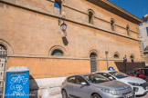 <center>Mur de l'ancienne prison. </center>Les premiers Comtes de Provence vont  construire un complexe palatial autour des vestiges romains. Le palais abrite la Cour des comptes et le Parlement de Provence. Par la suite, les parlementaires d’Aix décident la destruction de l’édifice en 1776, qu’ils jugeaient trop vétuste et obsolète. Sur décision du Roi, le palais doit être reconstruit. Pour ce faire, il confit le projet à Claude Nicolas Ledoux, architecte. Cependant, la Révolution éclate et un décret de l’Assemblée Nationale met un terme au projet. En 1825, un nouvel architecte, Michel Robert Penchaud, reprend les travaux et le projet de l’architecte Ledoux. Il termine ainsi le Palais de justice puis la prison en avril 1832.