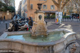 <center>La fontaine Villeverte</center>Située sur la place Paul Ferreol, rappelle que par le passé ce quartier d’Aix-en-Provence, aujourd’hui en plein essor avec les Allées Provençales, était occupé par de nombreux prés et champs.

Alimentée par la source sous la traverse de la Molle, elle date de 1683 et fut sculptée par Escursau. A ce jour, elle possède deux vasques : une large, à margelle basse, qui servait aux bétail lors de la transhumance ; et l’autre, en forme de conque, qui permettait à la population d’y puiser l’eau. Le bassin et la conque sont alimentés chacun par un mascaron en bronze représentant une tête d’homme d’allure sévère, bouche ouverte. A son sommet, se trouve une urne en fonte placée là en 1848.