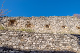 <center>Mur du XIIe.</center>Au-dessus du mur on a rajouté un parapet avec des canonnières.