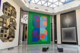 <center></center>À l'intérieur de la Fondation Vasarely, 44 intégrations (« intégration » est un mot clef dans l'œuvre de Victor Vasarely, faisant référence à l'intégration d'œuvres d'art dans l'architecture) sont présentées au public. Mis à part les tapisseries, les tapis et deux œuvres en aluminium, toutes les intégrations sont assemblées sur place. C’est l’architecte Dplg, Claude Pradel-Lebar, qui sera le conseiller de Victor Vasarely pour la réalisation des 42 œuvres monumentales. C’est également lui qui dirigera le centre architectonique de 1975 à 1982. Les travaux de Victor Vasarely les plus connus sont présentés à la Fondation sous forme d'œuvres monumentales permettant au visiteur d'apprécier l'aboutissement auquel Vasarely amène la peinture abstraite géométrique sous le nom d'art cinétique. Vasarely fut l'un des promoteurs de ce mouvement, ainsi que son fils Yvaral, plasticien et graphiste