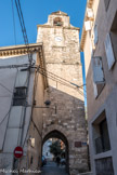 <center>Auriol</center> Au centre ville, la tour de l'horloge à deux cadrans (1564) ou beffroi. Porte de l’ancien rempart, appelée Porte d’Amont jusqu’à l’extension de la ville au XVIIème siècle, (gonds des deux portes encore en place, entre l’emplacement des deux portes : passage de la herse).
Le premier rempart est cité dans les archives en 1376. Le beffroi avec ajout d’un étage de 6 cannes (12 mètres) date de 1564.