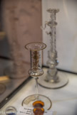<center>Auriol. Musée Martin-Duby</center> Un bougeoir en verre filé. Décor deux fleurs peintes à l’or. Louis- Philippe ?