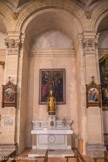 <center>Auriol. L'èglise.</center> Saint-Eloi. Évêque de Noyon (+ 660). Statue portée traditionnellement lors des fêtes organisées pour la Saint-Éloi. Tableau : Saint Jacques,Saint Blaise et Saint Denis. ( XVIIe )
