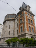 <center>Pavillon de partage des eaux. </center>  Dans le cadre du chantier de la double canalisation, un pavillon de partage des eaux est construit en 1901. Grâce à un siphon et à un système de surverse, elles y sont réparties entre différentes conduites ordonnées à la périphérie d'une colonne centrale. Ainsi les différents quartiers peuvent-ils être régulièrement alimentés par cinq conduites maîtresses. Les premiers 