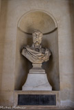 <center>Le palais Longchamp. </center> Intérieur de l'arc de triomphe.  Buste de Frantz-Mayor de Montricher sculpté  par André-Joseph Allar.