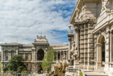 <center>Le palais Longchamp. </center> Les groupes de sculptures sont dus à Cavelier et à Barye. La Durance s'avance sur un char triomphal tiré par quatre taureaux de Camargue.