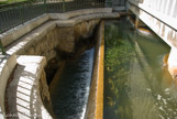 <center>Entrée du bassin. </center> Le bassin Longchamp sera rapidement colmaté. Il est devenu une réserve d'eau brute pour la voirie. Celui du panier, qui alimentait la vieille ville, sera abandonné au cours du XXe siècle, lors de l'établissement de la double canalisation. Le bassin Bonaparte distribuait l'eau aux quartiers sud, il sert à l'arrosage et au nettoyage des rues. Le bassin Vincent devait alimenter les industries de Menpenti, il sera lui aussi abandonné lors de l'établissement de la double canalisation.