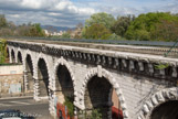 Sur une longueur de 238 m, cet édifice est formé de 25 arches en plein cintre, de 6m 30 d'ouverture chacune, d'une hauteur maximum de 9 m 40