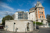 <center>Pavillon de partage des eaux. </center>  Si la desserte du centre-ville est assurée à la fin du XIXème siècle, les périodes de chômage du canal entraînent des manques d'eau graves. La dérivation Longchamp n'étant pas couverte, l'eau est en outre polluée par la population et les industries. Il se révèle urgent de réaliser une double canalisation : l'une, pour la desserte en eau domestique ; l'autre, pour la desserte en eau brute. Les travaux s'étaleront sur 32 ans, entre 1858 et 1900. Deux prises branchent l'eau directement sur la branche-mère du canal, au quartier du Four de Buze, en amont du Merlan. Le lieu où les eaux étaient considérées comme potables. De là, elles sont dérivées vers les bassins de Sainte-Marthe et de Saint-Barnabé pour être décantées pendant 72 heures. De nouvelles conduites doublent ensuite les anciennes : celle de Saint-Barnabé desservant les quartiers hauts, celle de Sainte-Marthe alimentent le reste de la ville. Une conduite de 90 cm de diamètre venant de Sainte-Marthe apporte alors ses eaux au Pavillon de partage, situé au boulevard des Chutes-Lavie.
