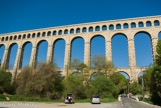 <center>L'aqueduc de Roquefavour. </center> Il constitue l'ouvrage d'art le plus remarquable du canal, haut de 83 mètres et long de 375, avec trois rangs d'arcades en pierres taillées. La hauteur du premier rang et de 34,10 m, celle du deuxième est de 34,90 m et celle du troisième de 13,50 m. ll y a 12 arches de 15 m d'ouverture au premier rang, 15 arches de 16 m au deuxième et 53 arches de 5 m au troisième.