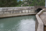 <center>L'aqueduc de Valbonnette. </center> Sur l'aqueduc, l'eau s'engouffre dans un tunnel dont le traitement a été similaire à celui de l'aqueduc de Jacourelle.