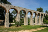 <center>Aqueduc de la Candolle. </center>  Il a été construit à La Penne-sur-Huveaune en 1866 et sa mise en eau eut lieu en 1873. Sur la dérivation de la Milière, de longueur de 123 m et de 12 m de haut, il comporte 16 arches de 5 m d’ouverture.