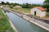 <center>Saint Mitre. </center> Une cabane de cantonnier. Subsistent encore aujourd'hui quelques-uns des cabanons qui étaient implantés sur les berges du canal de Marseille, tous les deux ou 3 km. De forme carrée, avec une toiture à deux pentes, ils étaient réalisés en pierre de taille et en briques, avec une porte d'entrée en bois et deux fenêtres en demi-rond. Ils comportaient une ou deux pièces où l’on trouvait un lit et un coin cheminée. Le petit matériel était entreposé : clé de vanne, fourche, lampe à pétrole.