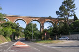 <center>Pont Aqueduc de la Clue. </center> Sur la dérivation vers Aubagne, un aqueduc permet le franchissement de la Route Des 4 saisons. Ce magnifique pont aqueduc, composé de 7 arches de 8 m d’ouverture représente un ouvrage d’une hauteur de 18 m ainsi qu'une longueur de 82 m.