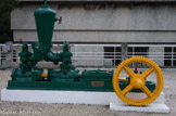 <center>Centre de sainte Marthe. </center> Machine élévatoire de Tour Sainte, 1900. Son principe de fonctionnement était d'utiliser la force hydraulique d'une grosse partie du débit afin d'en pomper une petite partie pour alimenter un quartier situé à une altitude supérieure à celle de l'usine.