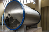 <center>Centre de sainte Marthe. </center> Trois appareils de ce type ont été installés en 1982 dans le centre de Sainte-Marthe. Chaque ozoneur comportait 506 tubes en verre où l'ozone se formait grâce à des décharges électriques à basse fréquence. L'ozone était ensuite diffusé dans les cuves de contact pour finaliser le traitement de l eau avant son stockage et sa distribution.