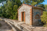 <center>Le canal de Marseille  à Pastré.</center>Une cabane de cantonnier. Subsistent encore aujourd'hui quelques-uns des cabanons qui étaient implantés sur les berges du canal de Marseille, tous les deux ou 3 km. De forme carrée, avec une toiture à deux pentes, ils étaient réalisés en pierre de taille et en briques, avec une porte d'entrée en bois et deux fenêtres en demi-rond. Ils comportaient une ou deux pièces où l’on trouvait un lit et un coin cheminée. Le petit matériel était entreposé : clé de vanne, fourche, lampe à pétrole.