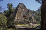 <center>Pyramide du Roy d'Espagne. </center>Le canal passe près de cette pyramide en maçonnerie de pierres qui  fut bâtie vers 1804 par Dominique Bastide, propriétaire du château du Roy d'Espagne. Il souhaitait en faire un mausolée familial. Toutes les dépouilles ont depuis été transférées.