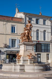 <center>Châteaurenard</center>Fontaine de la Durance.
Cette œuvre du sculpteur Claude André Férigoule érigée en 1909 sur la place de la République est une allégorie de la Durance, rivière impétueuse. La Durance, personnifiée par une femme aux formes généreuses, tient dans un bras une cruche d’où s'écoule l'eau bienfaitrice qu'elle verse sur ses rives. Cérès, la déesse de la fertilité, arborant la coiffe de Mireille, se tient près d'une charrue et répand abondamment ses fruits, de riches primeurs et des épis dorés. Mercure porte le caducée et personnifie le commerce, source de prospérité et richesse du territoire générée par l’agriculture. Les quatre griffons sont les gardiens du trésor : l’eau, car «Eici, l'aigo es d’or» (Ici, l’eau est d’or).