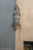 <center>Châteaurenard</center>Dans la niche, la statue de Saint-Martin, qui coupe son manteau afin d’en offrir la moitié à un pauvre.