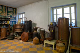 <center>Distillerie de la Liqueur Frigolet  </center>A gauche, alambic de 50 L. A droite, alambic de 100 L. <br> De nos jours, la fabrication du Frigolet a toujours lieu à la distillerie originelle, selon la même recette. Les cuves de mélange et les balances sont les mêmes qu’il y a 150 ans, les sources d’approvisionnement en matières premières sont identiques et l’automatisation est réduite à son strict minimum, si bien que le Frigolet a conservé sa saveur d’antan.
David, fils de François et petit-fils de Rolland Inisan, a repris les rênes de la production. Ainsi il fait perdurer la fabrication quasi alchimique de l’élixir : • sélection, triage et pesage des différents ingrédients, dans le respect de la recette ancestrale ; • distillation traditionnelle à l’alambic ; • préparation et adjonction du sirop de miel ; • vieillissement en fûts de chêne ; • mise en bouteille de la liqueur.