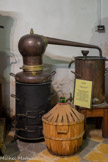 <center>Distillerie de la Liqueur Frigolet  </center>Alambic à feu vif de 1896. Capacité 30 L. <br> On distille, après macération, le mélange d'alcool à 96% avec une trentaine de plantes aromatiques dans un alambic. On récupère le distillat qui est à 85%. La distillation commence à 9 H du matin et se termine à 14 H, et celà 2 à 3 fois par mois. L’extrait est ensuite dilué avec un sirop de miel préalablement préparé : on obtient alors la liqueur Frigolet jaune du père Gaucher à 43%, ou, si on met moins de miel, la liqueur Frigolet verte du père Gaucher  à 55%. Ensuite, le viellissement en barique dure 6 à 8 mois. Puis on met le liquide en bouteille. La production est de 30 000 bouteiles par an, dont 20% sont exportés en Europe.