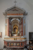 <center> Cuges-Les-Pins.</center> L'autel est l'oeuvre du sculpteur Carli, fin XIXe. Il est constitué de différents marbres : serpentine verte de St Tropez, brun de Brignoles et jaune de St Jean d'Evenos.