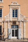 <center>Le château de Gueydan.</center>Ce château du XVIIe (entre 1600-1635), exemple du style baroque en Provence, est construit sur les fondations d’une construction bien plus ancienne. La porte est encadrée par 4 pilastres à impostes, surmontée d'un fronton. Les fenêtres sont à balustres.