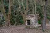 <center>Pavillon de chasse du Roi René .</center>Un ancien puits.