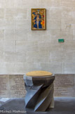 <center>Istres. </center> Outre le baptistère destiné aux jeunes enfants, réalisé en pierre de Tavel et composé d'une vasque et d'un pied en forme de croix vrillée d'un quart de tour,