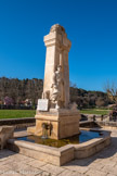 <center>Jouques.</center> Monument aux morts. Édifié en 1921 sur les plans de Gustave Salgé et sculpté par Antoine Sartorio, le monument aux morts de Jouques est d'une conception originale par l'adjonction d'une fontaine avec bassin.