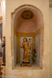 <center>Jouques.</center> Eglise Saint Pierre. Vierge du Rosaire avec l'Enfant Jésus. Bois : taillé, peint (polychrome), doré, 19e siècle.