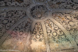 <center>Domaine d'Arnajon.</center> Les voutes sont entièrement décorées de nacres, concrétions, coquillages, sables colorés et charbons de bois pour mettre les motifs en évidence.