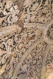 <center>Domaine d'Arnajon.</center> Les voutes sont entièrement décorées de nacres, concrétions, coquillages, sables colorés et charbons de bois pour mettre les motifs en évidence.