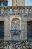 <center>Domaine d'Arnajon.</center> La fontaine de la cour du nord en gypse de Calissanne est commandée en 1674.