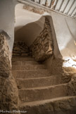 Escalier creusé dans le rocher et qui permettait d'accéder au donjon, première construction au XIème siècle, escalier maintenant muré après le tremblement de terre de 1909.