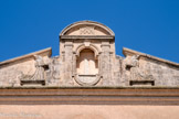 <center>Chapelle des Pénitents bleus (1626) .</center>Deux pénitents, en habit, sont agenouillés de chaque coté d'une niche dont la statue a disparu. Les Pénitents Bleus, au nombre de soixante-cinq, avaient présenté une demande d’autorisation à l’Evêque Monseigneur RAGUENEAU afin de fonder leur confrérie.
Le 21 juillet 1597, l’Evêque donna son autorisation. Les 3 et 8 août de la même année, les Confrères se réunirent, la Confrérie des Pénitents Bleus était née.
Elle était placée sous l’invocation de Notre Dame de Grâce et avait pour fête le jour de la Nativité de la Vierge, le 8 septembre. La confrérie était composée de gens de mer,  mais également, d’artisans, commerçants, personnes issues de couches sociales aisées.
Cette confrérie devint vite riche et prospère dans La Ciotat du XVIIème siècle en plein épanouissement.
Elle aidait les déshérités, les défavorisés,  secourait les vieillards, les malades, les infirmes, les orphelins, ensevelissait les morts.