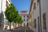 <center>La Ciotat.</center>Au fond, la tour St Jacques. C'est là où se trouvait une voilerie. A droite, le collège des Oratoriens, édifié au début du XVIIIe siècle.