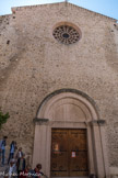 <center>Église Notre-Dame de l'Assomption.</center>La porte romane de la façade Ouest est une création due à la restauration de 1971. Elle est l'oeuvre de l’architecte Massé. On peut admirer une belle rosace romane.  Les travaux n'ayant pas été achevés, il y manque deux travées sur ce côté.