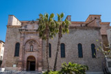 <center>Église Notre-Dame de l'Assomption.</center>La belle porte de la façade Sud est appelée «Porte Consulaire». C’était la porte par où entraient les maires consuls. L’encadrement de cette porte, en pierre de La Couronne, a été sculpté par Jean Lenfant vers 1616. La porte en noyer massif est récente (1975) mais reproduit l’ancienne huisserie.