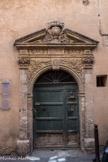 <center>La Ciotat. </center>Entrée de l'ancien hôtel de Grimaldi-Régusse édifié au XVIIe siècle.  Portail sculpté de type ornementaliste de l'époque de Louis XIV.