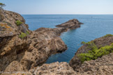 <center></center><center>  L'île Verte. Calanque d'Isserot.</center>  - Le Poudingue.
Au Crétacé supérieur (- 96 à - 65 millions d'années), un continent était au sud faisant face à la baie de La Ciotat qui était sous des eaux peu profondes et bordée de récifs.
Un torrent érodant ce continent, aujourd'hui disparu, a déposé dans cette baie pendant des années des sédiments qui se sont intercalés où se sont mélangés à d'autres (grès et conglomérats).
Ces dépôts ont alors formé le Poudingue.
Les mouvements de l'écorce terrestre (tectonique), puis l'érosion ont façonné au cours des temps géologiques ces dépôts pour donner le paysage remarquable que vous pouvez observer aujourd'hui.
